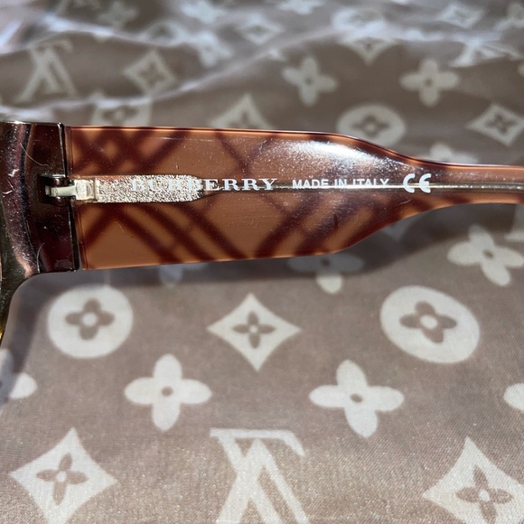 ❤️SOLD❤️ Burberry sunglasses - Picture 5 of 15